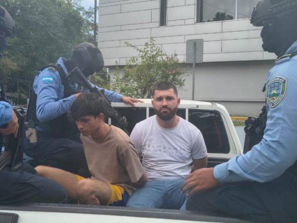 Los sospechosos fueron señalados por presunta extorsión y porte ilegal de armas; la Policía también les decomisó radios, teléfonos celulares y una camioneta.
