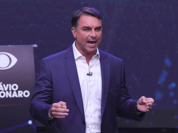 Flávio Bolsonaro está siendo investigado por el Supremo en una causa por presunto lavado de dinero, según los diarios O Estado de S. Paulo y O Globo.