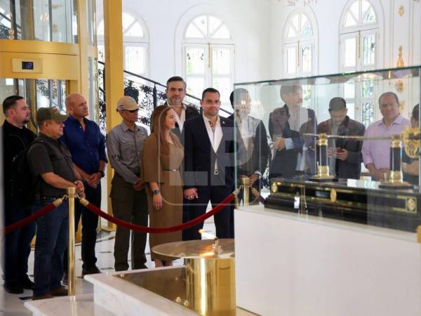 El presidente del Congreso Nacional de Honduras, Tomás Zambrano, visitó este viernes el mausoleo donde reposan los restos del prócer Francisco Morazán, durante su viaje oficial en San Salvador, El Salvador.