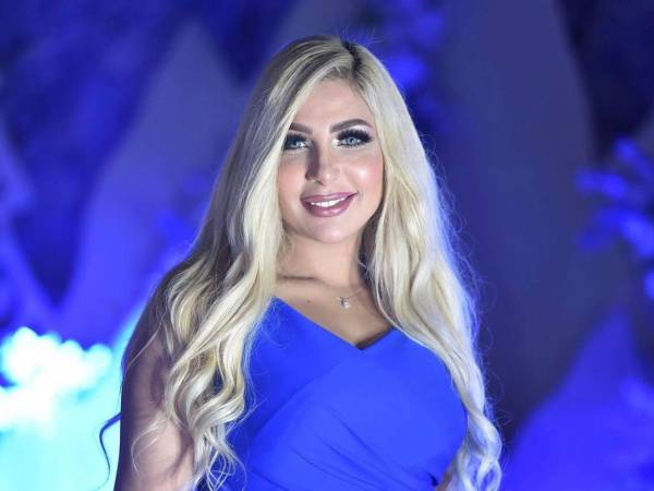 La presentadora de televisión y productora egipcia Sarah Khalifa, de 39 años, fue condenada a muerte por ahorcamiento junto con otras 11 personas, tras ser declarada culpable en un caso de fabricación y tráfico de drogas sintéticas en Egipto.