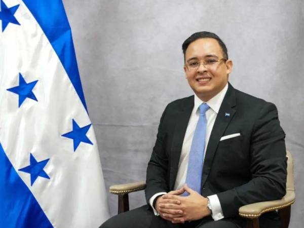 Eduardo Fuentes asumió como consejero propietario interino del CNE en sustitución de Cossette López, quien ahora es embajadora de Honduras ante la OEA.