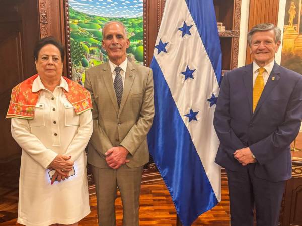 Reunión de Asfura con representante diplomática de México y empresarios interesados en invertir en Honduras.