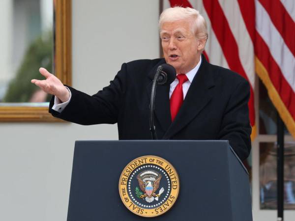 El presidente de Estados Unidos, Donald Trump, habla en la ceremonia para indultar los pavos de Acción de Gracias este martes, en el jardín de rosas de la Casa Blanca en Washington (Estados Unidos).