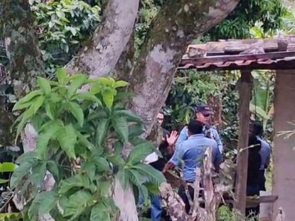 Agentes de la Dirección Policial de Investigaciones (DPI) se presentaron en la escena del hallazgo para levantar las primeras pesquisas sobre el crimen.