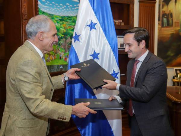 El presidente Nasry Asfura durante la firma del convenio con AMEX Healthcare.