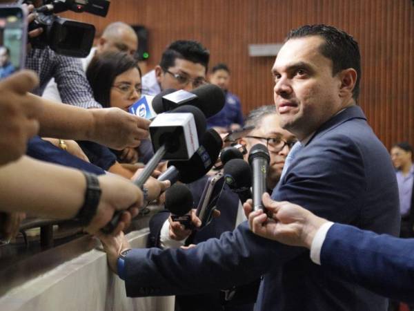 Zambrano también resaltó la aprobación de nuevas amnistías tributarias, las cuales, afirmó, permitirán que miles de familias, emprendedores y pequeños negocios.