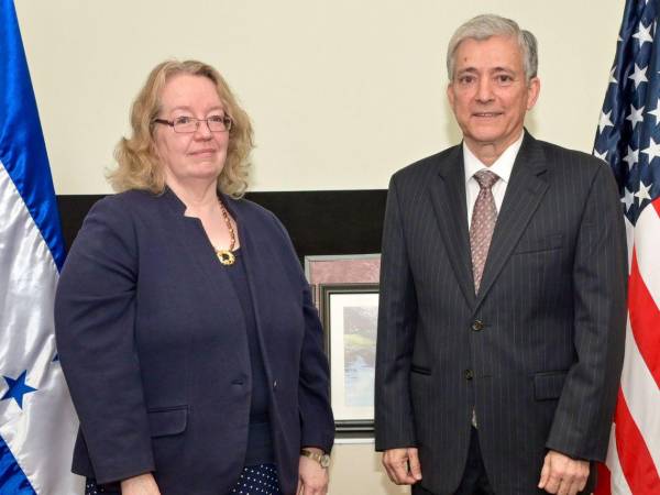 La encargada de Negocios de Estados Unidos en Honduras, Colleen A. Hoey, se reunió este viernes con el ministro de Energía, Eduardo Oviedo, en Tegucigalpa.