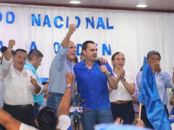 Tomás Zambrano, diputado del Partido Nacional, junto al candidato presidencial nacionalista, Nasry Asfura.