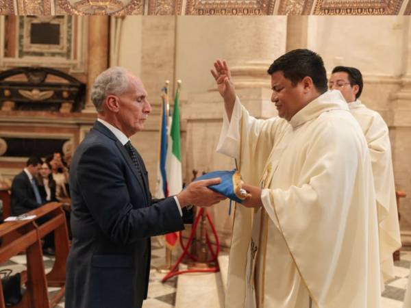 La visita de Asfura coincidió con el 22 de octubre, fecha en la que la Iglesia católica celebra a san Juan Pablo II, en conmemoración del inicio de su pontificado en 1978.