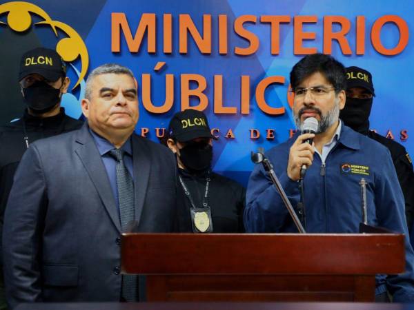 El fiscal general del Ministerio Público, Johel Antonio Zelaya, juramentó este miércoles al general en condición de retiro Ramiro Fernando Muñoz Bonilla como nuevo director de la Dirección de Lucha Contra el Narcotráfico (DLCN).