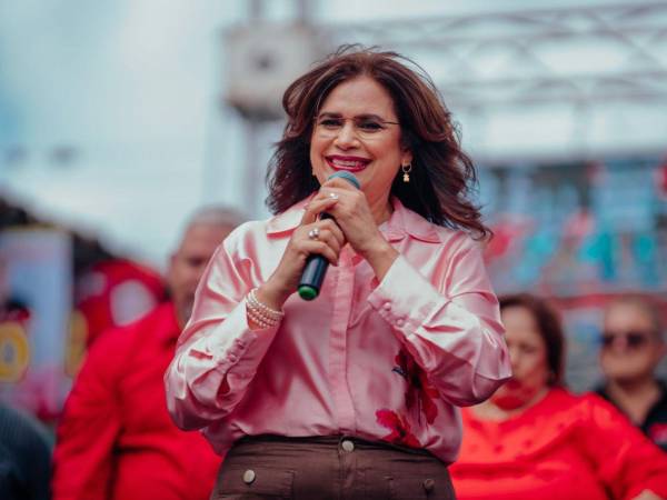 La candidata presidencial Rixi Moncada da un discurso desde una tarima durante un mitin de campaña, el sábado 1 de noviembre en San Marcos de Colón, Choluteca.