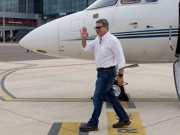 El expresidente Juan Orlando Hernández publico fotos inéditas del emotivo reencuentro con su familia en el Aeropuerto Internacional de Palmerola, en Comayagua, tras su regreso a Honduras.