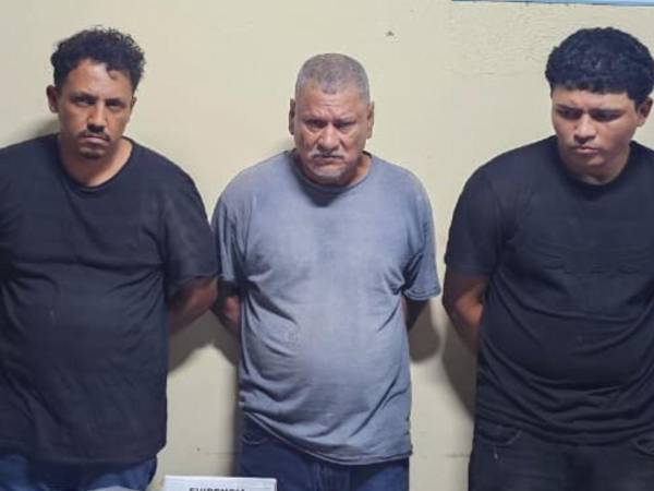 Los sospechosos fueron capturados con 14 paquetes de presunta droga, dos pistolas y dos vehículos, informó la DNPA.