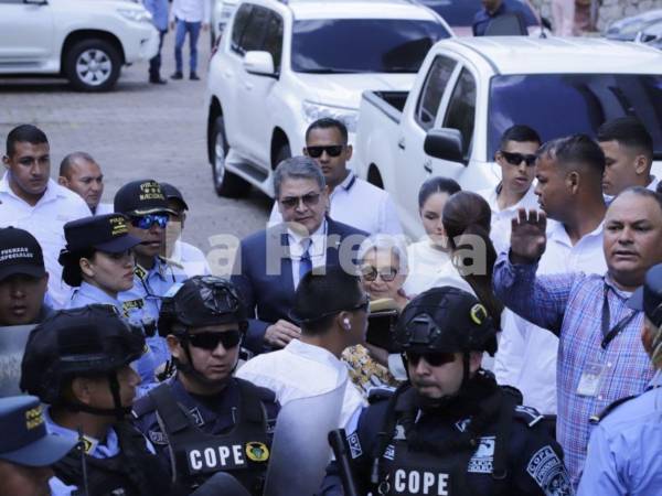 Hernández llegó acompañado de familiares y afirmó que acudía voluntariamente para enfrentar el proceso judicial en su contra.