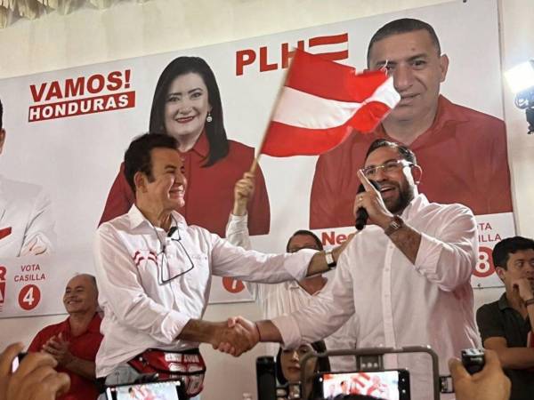 Salvador Nasralla y Jorge Cálix durante un acto de campaña en el departamento de Ocotepeque.