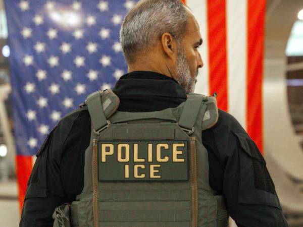Según CNN, la orden está dirigida a los agentes de la División de Operaciones de Control y Expulsión, la rama de ICE encargada de la detención y deportación de inmigrantes indocumentados.