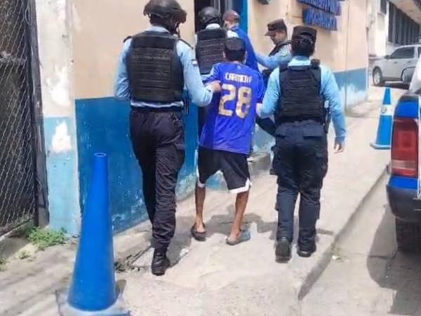 Tres personas fueron capturadas en flagrancia por agentes de la Unidad de Seguridad del Transporte Urbano (USTU), de la División Anti Extorsión y Asociaciones Terroristas (DAET), durante un operativo ejecutado en la colonia La Guadalupe de San Pedro Sula.