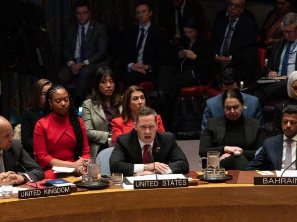 El embajador de EE.UU. ante la ONU, Mike Waltz, expresó que Maduro es un narcotraficante acusado y un presidente ilegítimo.