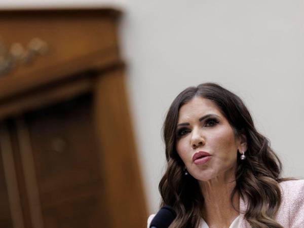 Fotografía de la secretaria del Departamento de Seguridad Nacional (DHS), Kristi Noem.