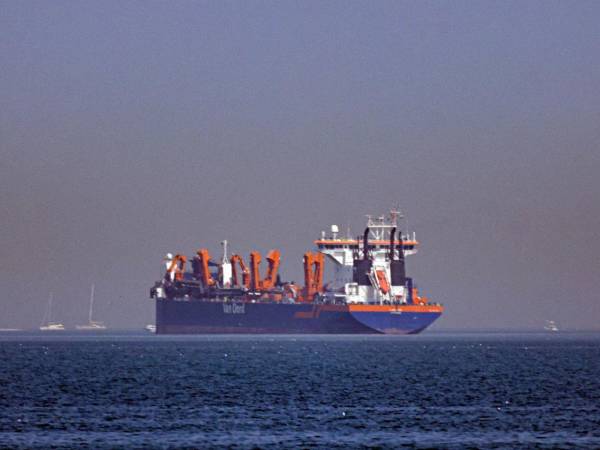 El cierre del estrecho de Ormuz está obligando a desviar cargueros, alargando plazos de entrega y elevando los costos de flete y seguros.