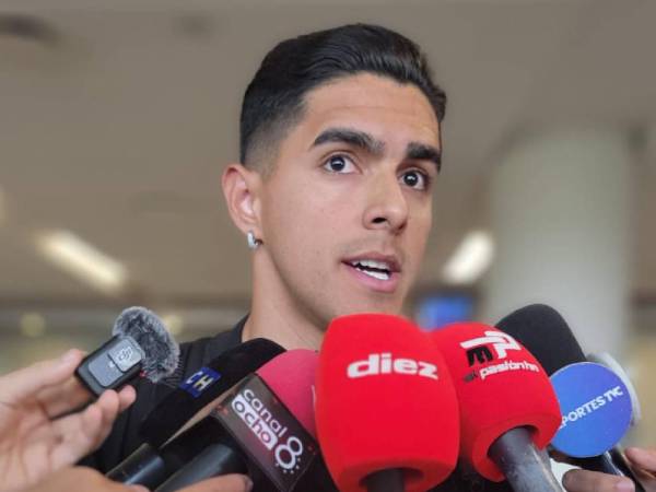 Luis Palma dando declaraciones tras llegar a Honduras.