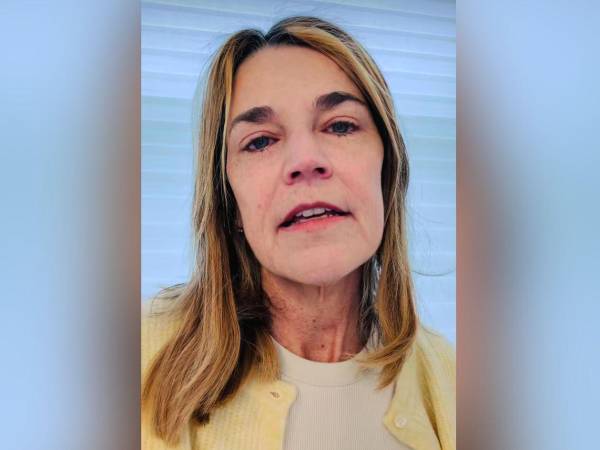 Necesitamos saber dónde está. Necesitamos que vuelva a casa, manifestó la periodista Savannah Guthrie en un video en sus redes sociales.