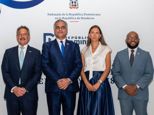 Epaminondas Marinakys, secretario ejecutivo del CNI, destacó que Honduras exporta más de 1,200 millones de dólares a República Dominicana y busca aumentar ese intercambio.