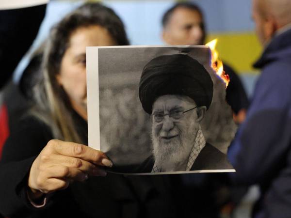 En contraste a las afirmaciones de autoridades de Israel, medios iraníes afirman que Jameneí está vivo y dirigiendo las operaciones de defensa del país tras los ataques de este sábado.