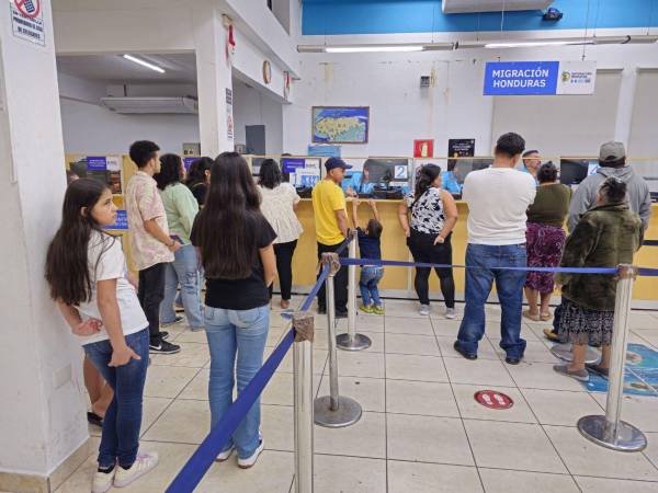 El INM anunció atención ininterrumpida, refuerzo de personal y ocho ventanillas habilitadas para facilitar el ingreso de turistas extranjeros a Honduras.