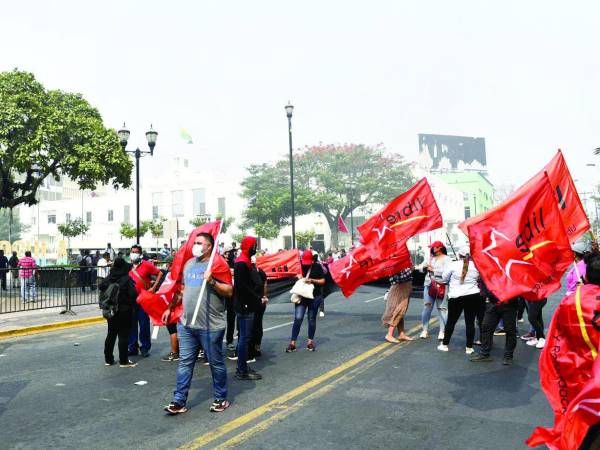 <b>Quema de llantas, gritos y exigencias se vivieron ayer frente al palacio municipal.</b>
