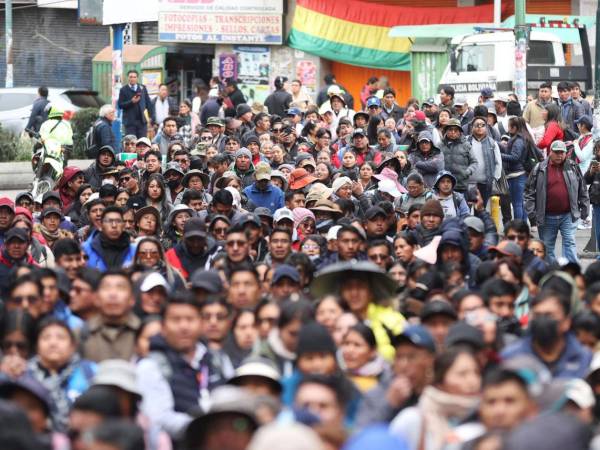 La Defensoría del Pueblo de Bolivia pidió a los sectores que mantienen bloqueos de carreteras abrir corredores humanitarios para permitir el paso de ambulancias, medicamentos y alimentos, sobre todo en La Paz, donde esta medida de protesta empezó a causar desabastecimiento y pérdidas al sector productivo.
