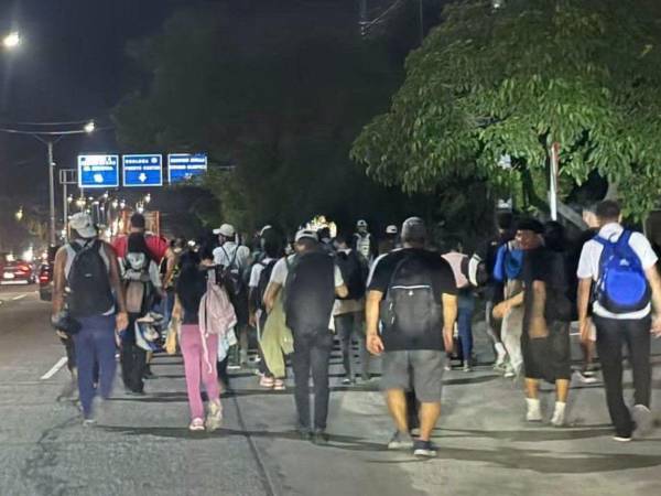 Un grupo de al menos 200 hondureños salieron la tarde del domingo en caravana con la esperanza de llegar a Estados Unidos.