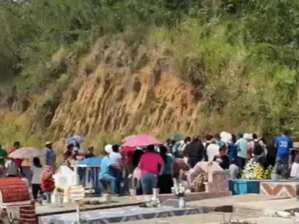 Los tres estudiantes asesinados el martes en El Progreso, Yoro, fueron sepultados este jueves por la tarde, en medio de la consternación de los parientes.
