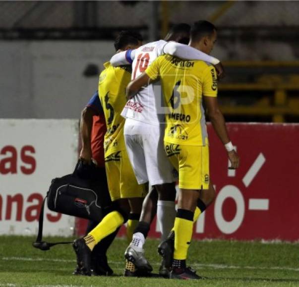 Preciosa lección de 'fair play' en el clásico. Allans Vargas y Devron García ayudando a Yustin Arboleda quien salió lesionado.