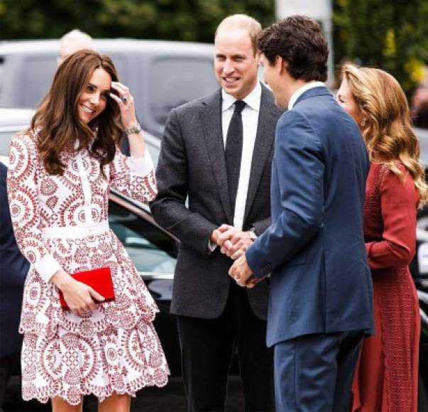 Esta imagen de la duquesa de Cambridge, Kate Middleton, frente a Trudeau también resurgió en redes sociales.