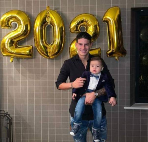 James Rodríguez: El volante colombiano del Everton le dio la bienvenida al 2021 al lado de su amado hijo.