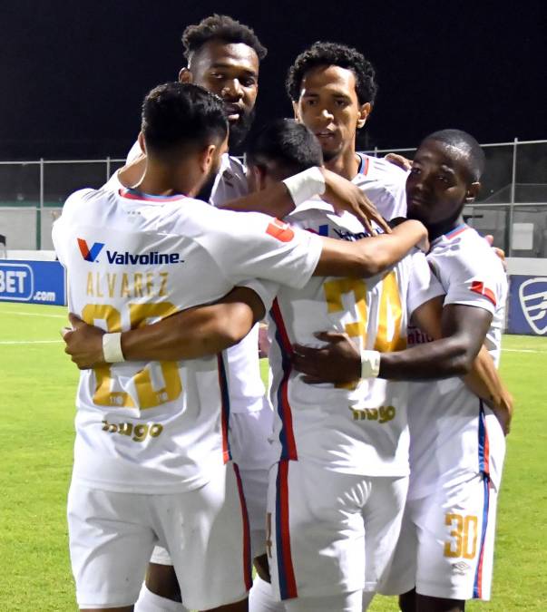 Jugadores del Olimpia celebrando el gol de Kevin López para el 1-0 ante el Olancho FC.