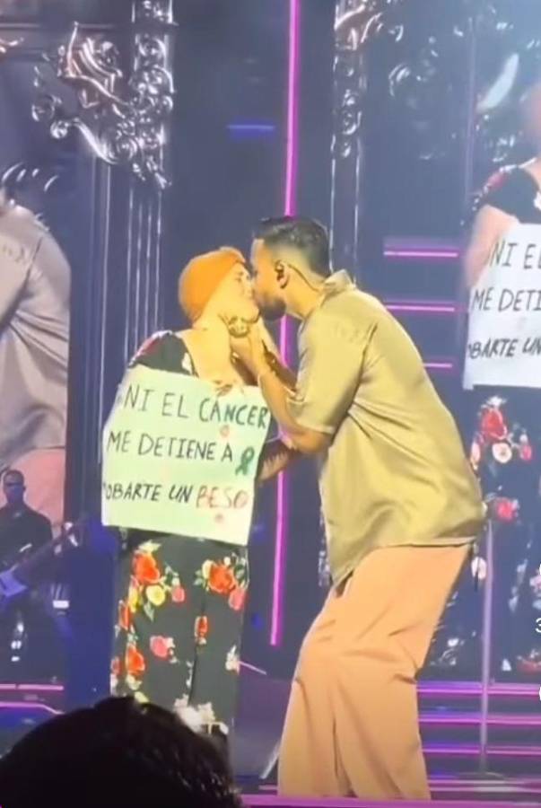 Momento en el que Romeo le da un beso a su fan.