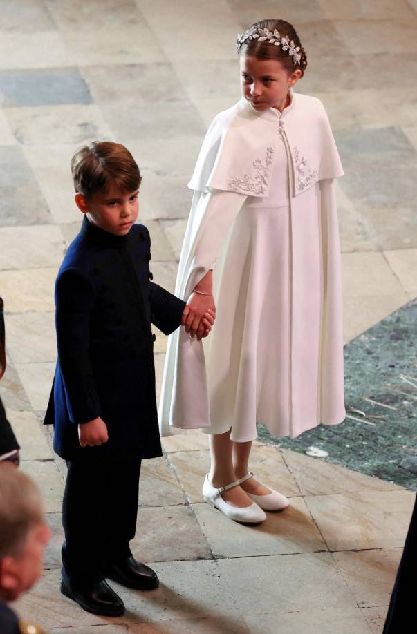 <b>Charlotte</b>, la hija de ocho años de los príncipes de Gales, también lució un vestido y una capa de Alexander McQueen.