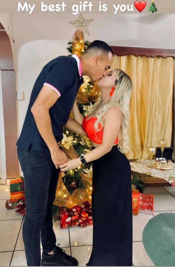 Devron García, mediocampista del Real España, la pasó con su hermosa novia Dora Martínez. “Mi mejor regalo eres tú”.