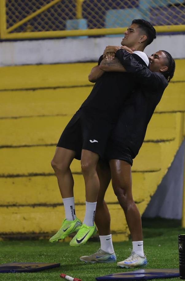Rigoberto Rivas levantando con sus brazos a Luis Palma antes de pasar a entrenar.