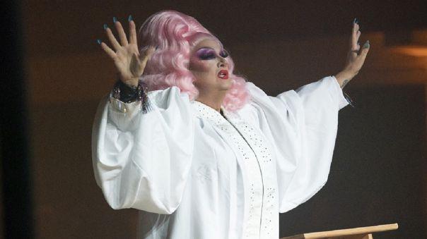 Ministerio expulsa a pastor por vestirse como “drag queen” en programa de televisión