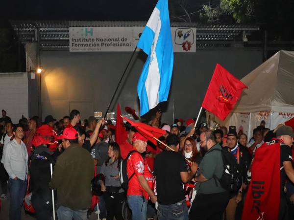 Simpatizantes del Partido Libertad y Refundación (Libre) participan en una manifestación frente al Centro Logístico Electoral de Honduras este miércoles, en Tegucigalpa. EFE/