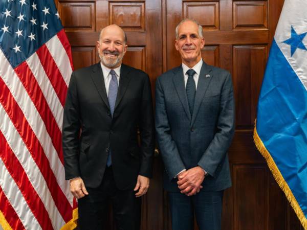 El secretario Howard Lutnick y el presidente electo Nasry Asfura.