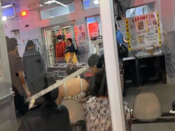 Tras la balacera, las víctimas fueron llevadas a un centro asistencial. Imagen tomada de redes sociales: Diario Valle de Sula.