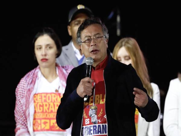 Fotografía del 24 de octubre de 2025 del presidente de Colombia, Gustavo Petro en la plaza de Bolívar, en Bogotá (Colombia). EFE