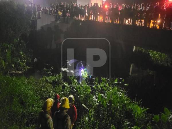Los bomberos realizaron una ardua labor para extraer el cadáver de las aguas.