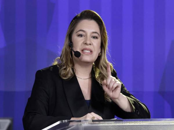 La candidata a la presidencia de Costa Rica por el partido Coalición Agenda Ciudadana, Claudia Dobles, habla durante un debate este lunes, en San José (Costa Rica).