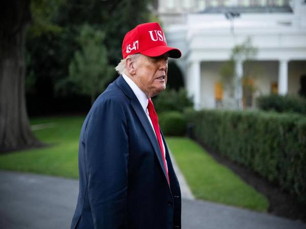 El presidente de EE.UU., Donald Trump, fue captado este domingo, 5 de octubre, al atender a la prensa, a su regreso a la Casa Blanca, en Washington, DC (EE.UU.). EFE
