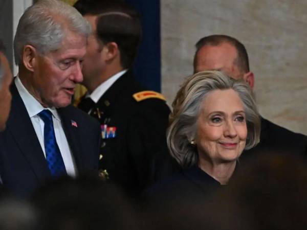 El expresidente estadounidense Bill Clinton y la exsecretaria de Estado Hillary Clinton, en una imagen de archivo. EFE